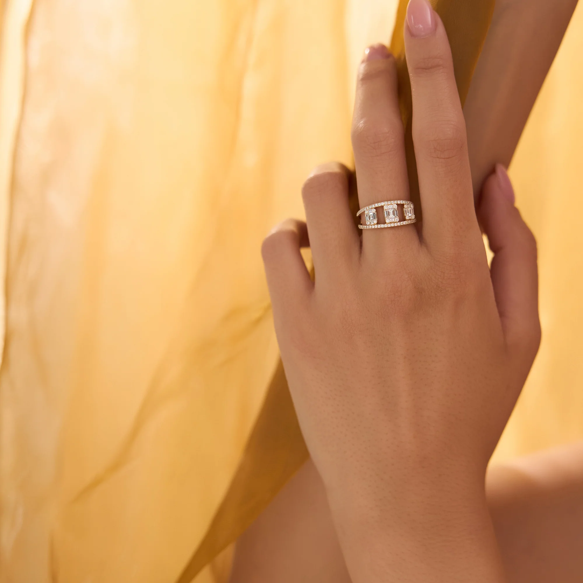 14k Baguette and Round Diamond Illusion Setting Cocktail Ring - Image 4