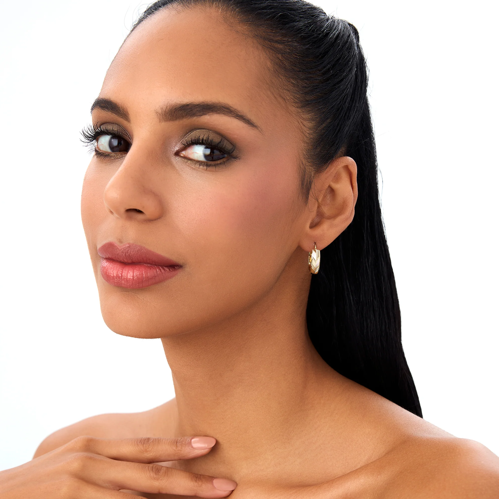 14k Diamond Cut Tetured Hoop Earrings - Image 4