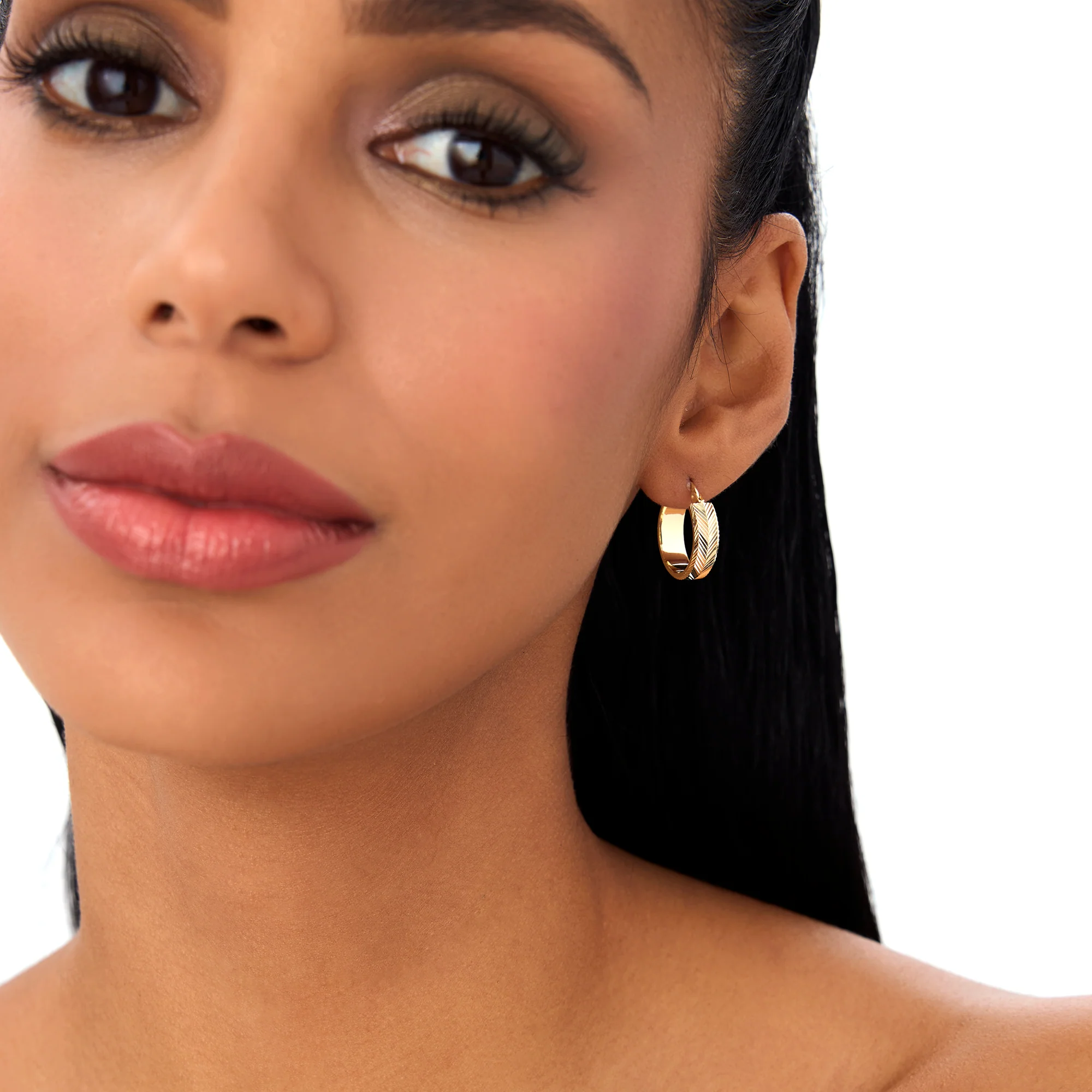 14k Diamond Cut Tetured Hoop Earrings - Image 5